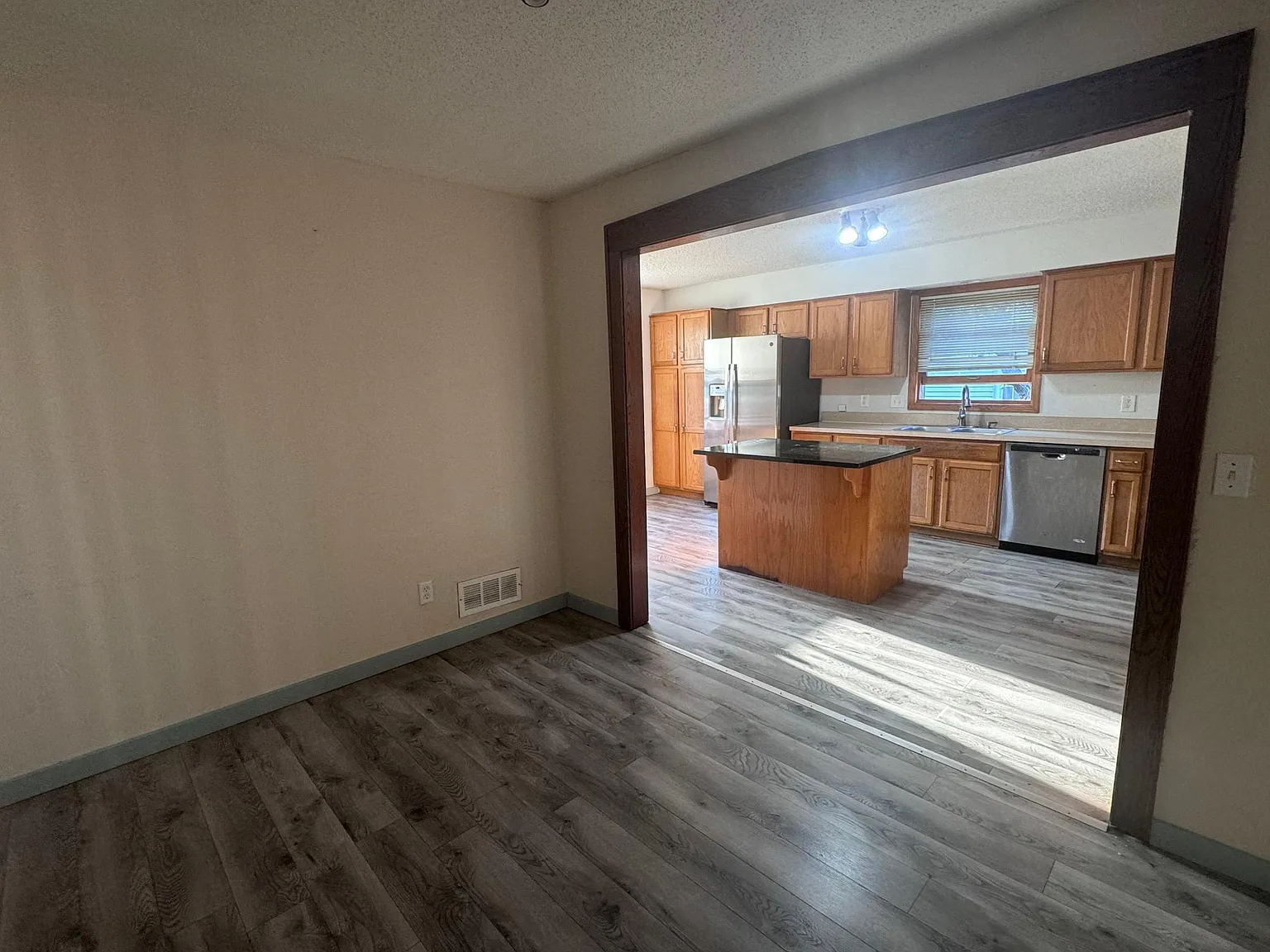 6 bed, 2376 sqft, $3,300 — Photo 2