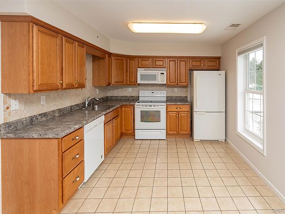 4th image of 70 Aveonis Court