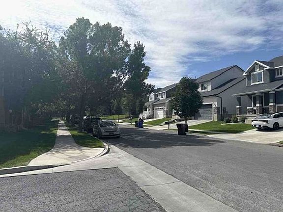 Exterior Neighborhood (street photo)