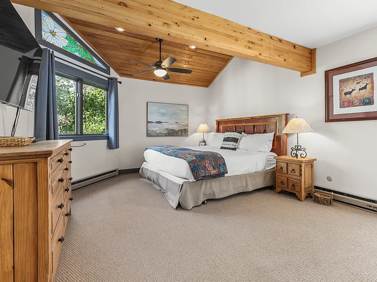 Ensuite Bedroom #3| King Bed | Smart Tv | 2nd Level