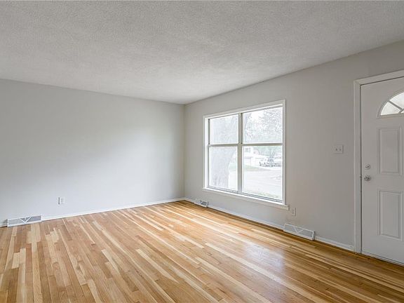 5th image of 614 NW Village Dr