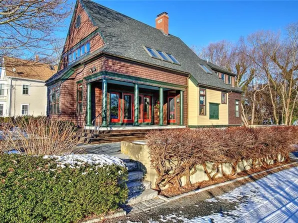 9 Howe St, Bristol, RI 02809
