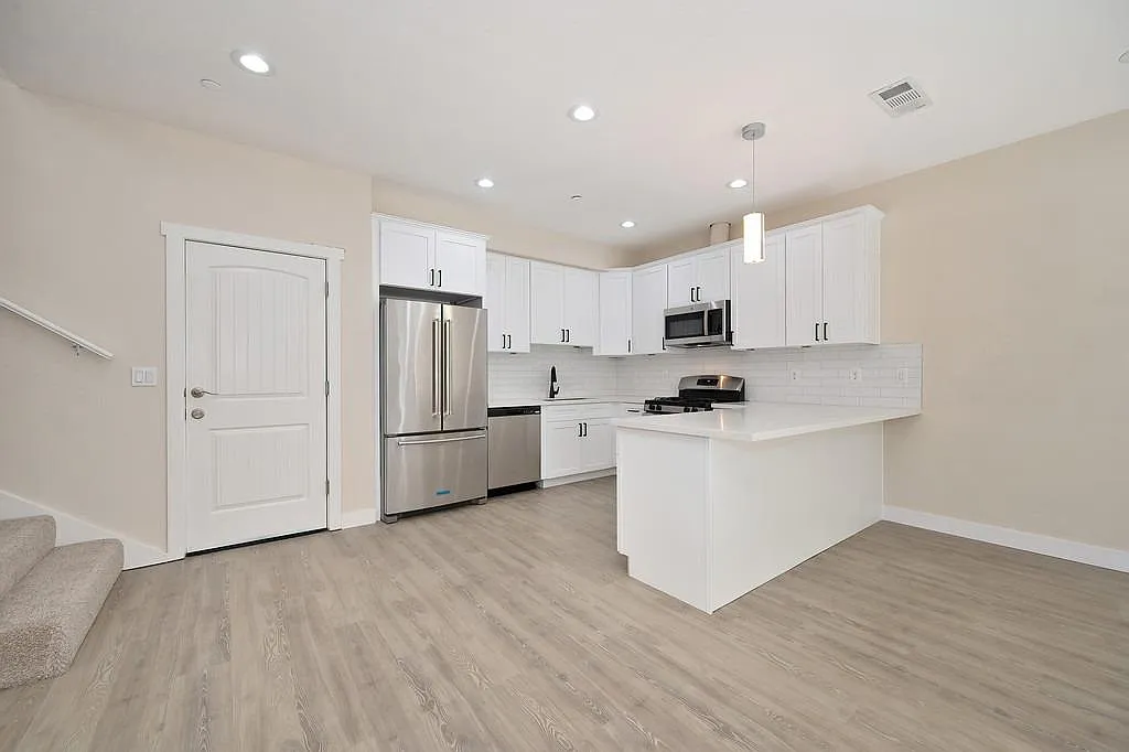 3 bed, 2.5 bath, 1250 sqft, $2,750 — Photo 4