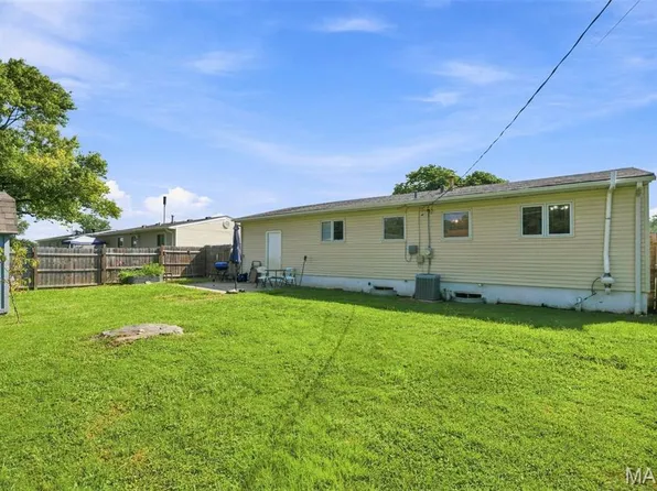 3319 Royal Domain Dr, Saint Charles, MO 63301