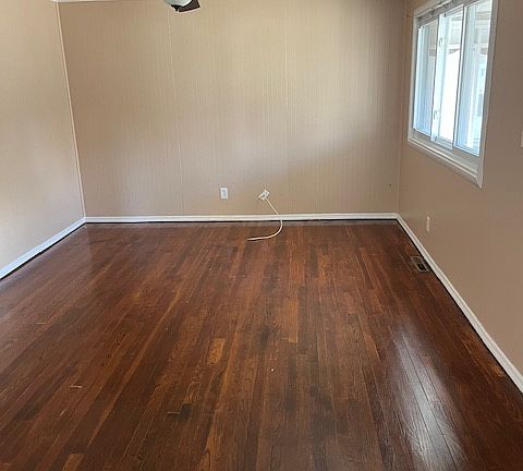 2nd image of 5556 Shoreline Ct