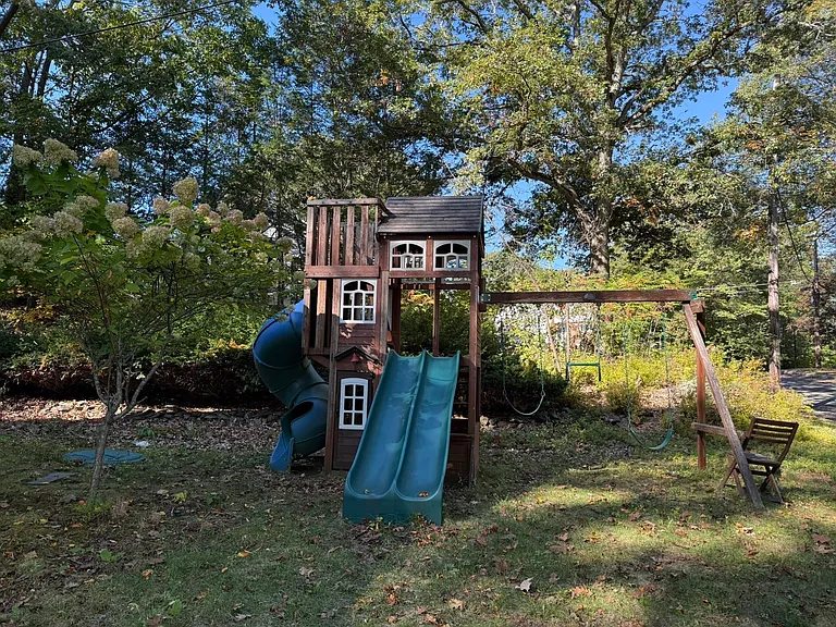 25 Berkshire Dr — Photo 37