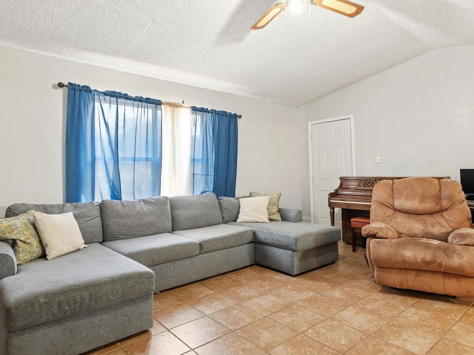 3 bed, 2.0 bath, 1284 sqft, $2,000 — Photo 4