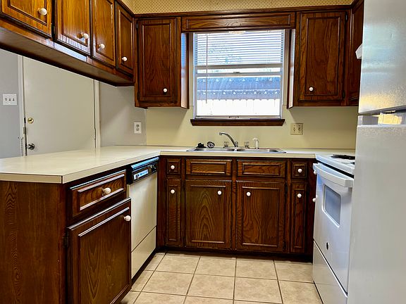3rd image of 332 Mill Creek Cir #332