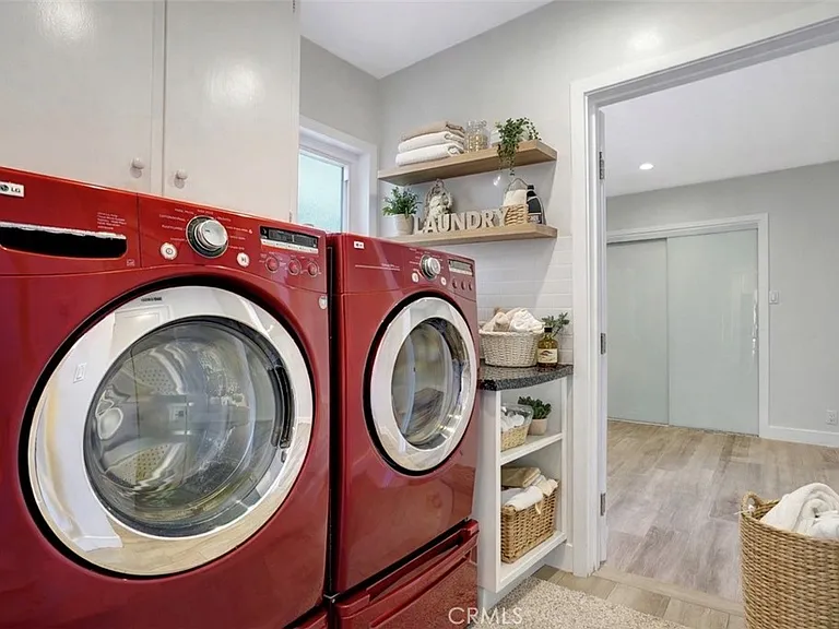 4450 Hayvenhurst Ave — Photo 11