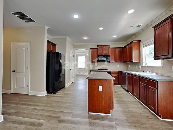 3rd image of 111 Woodview Ct