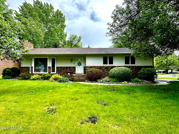 1604 8th St SE, East Grand Forks, MN 56721