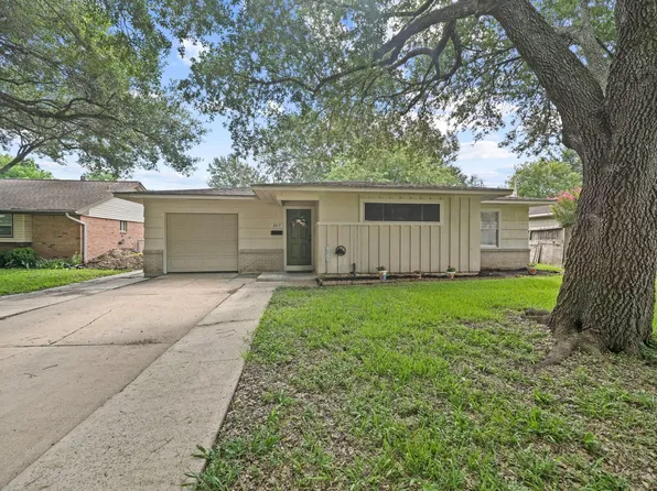 2017 Isla Dr, Pearland, TX 77581