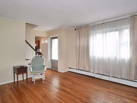 4th image of 440 Roosevelt Ave