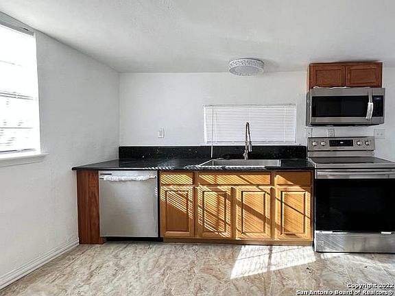 4th image of 215 Aransas Ave