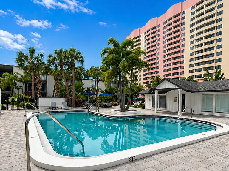 WestShore Apartments — Photo 4