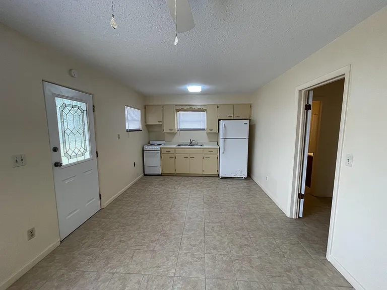2403 1/2 Everett St — Photo 3