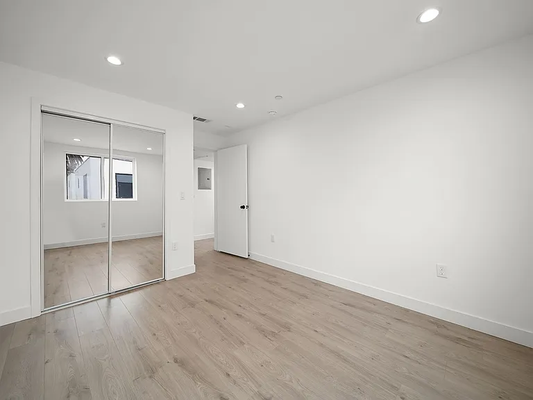 171 S Hoover St — Photo 50