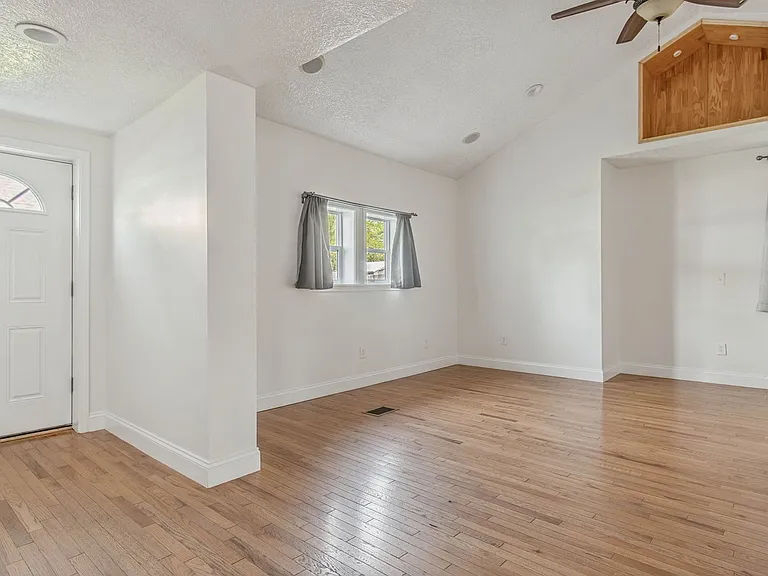 152 N Main St — Photo 12
