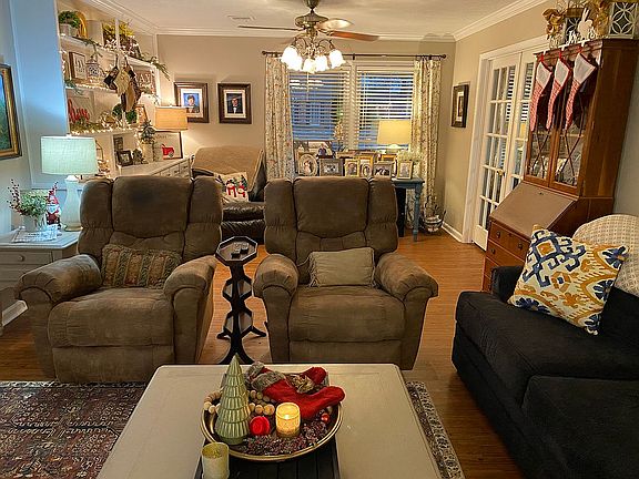 5th image of 557 Chatsworth Dr