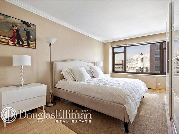 3rd image of 160 E 65th St APT 22E