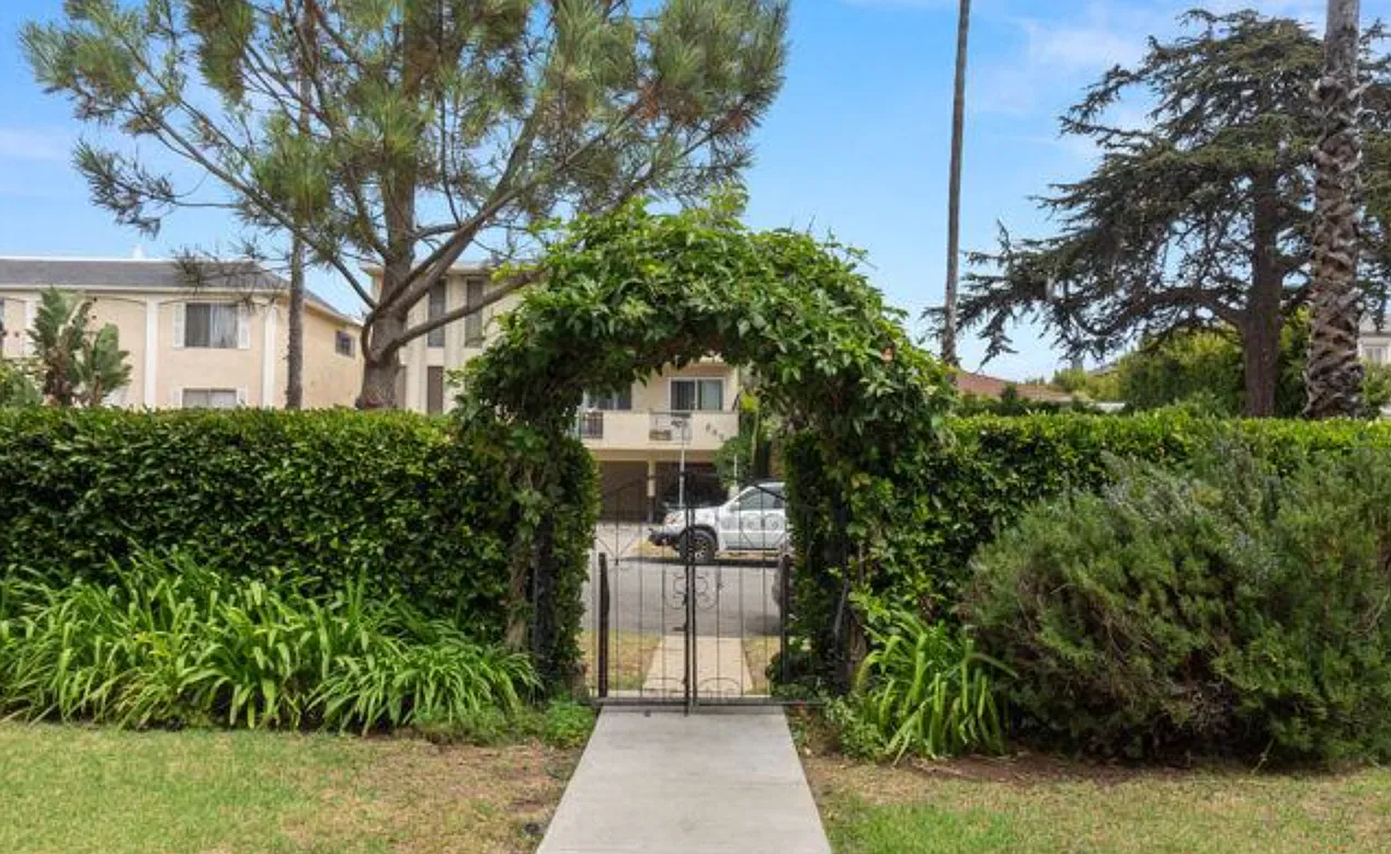 1 bed, 744 sqft, $3,800 — Photo 2