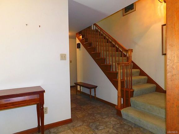 2nd image of 19 Thornapple Ln