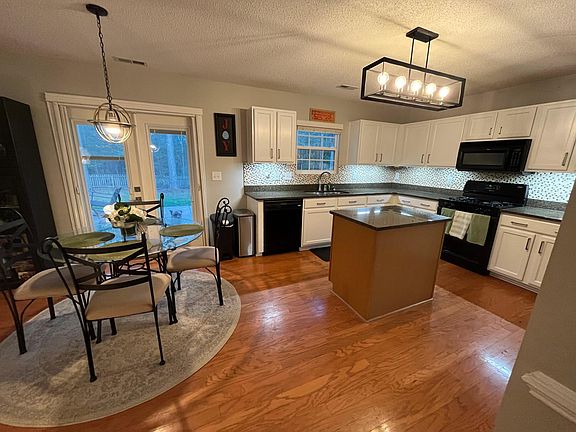 4th image of 3009 Thoreau Dr