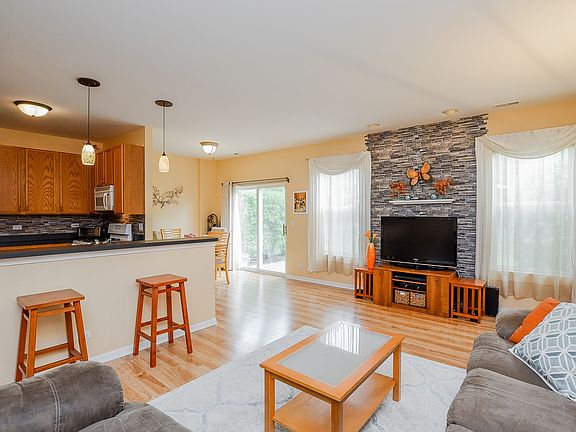 3rd image of 3983 Blackstone Dr