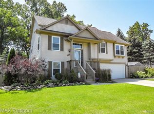 800 1st St, Fenton, MI 48430