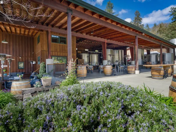 818 Slagle Creek Rd, Grants Pass, OR 97527