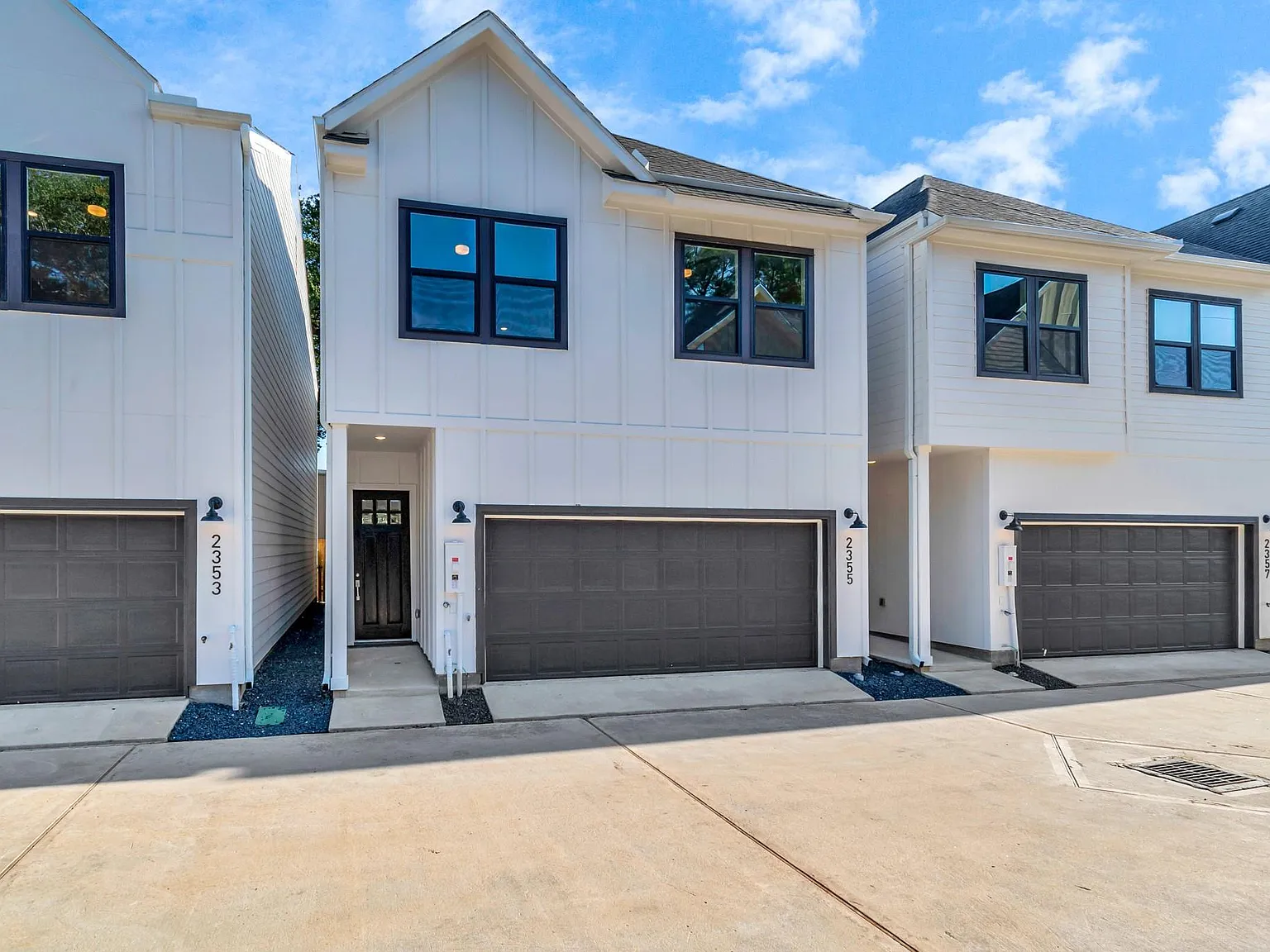 3 bed, 2.5 bath, 1627 sqft, $2,400 — Photo 2