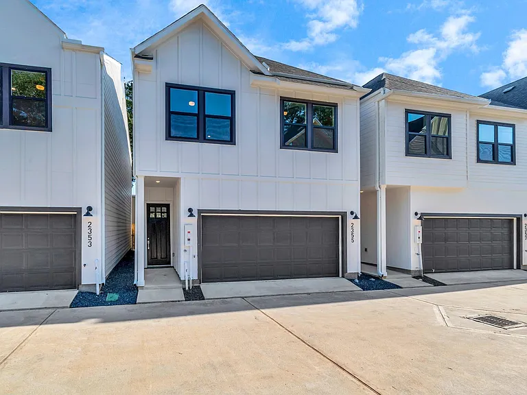 2355 Hoskins Dr — Photo 2