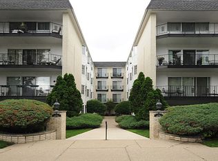715 Ridge Rd APT 2A, Wilmette, IL 60091