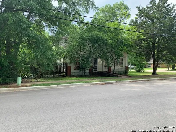 915 N Roberson, Conroe, TX 77301