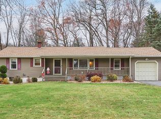 8 Glenn Dr, Wilbraham, MA 01095