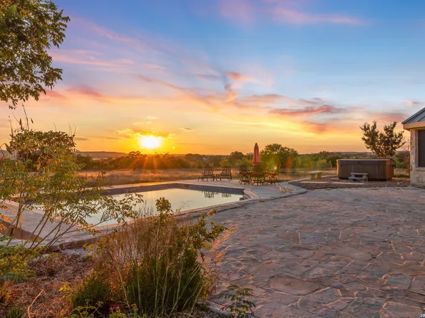 647 Funf Kinder Rd, Fredericksburg, TX 78624