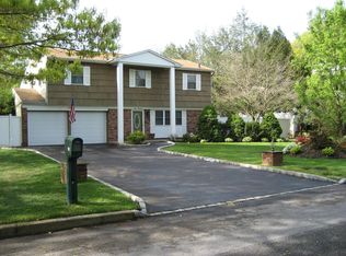 100 Woodview Ln, Centereach, NY 11720