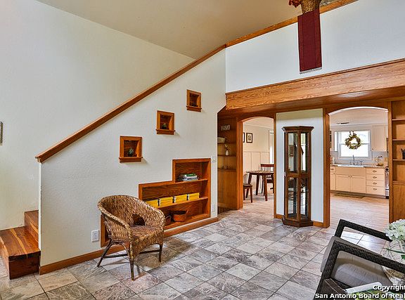 4th image of 105 E COMFORT VALLEY LN