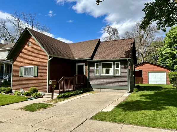 516 W Clinton St, Howell, MI 48843