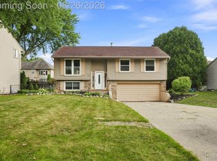 2939 Winter Dr, Troy, MI 48083