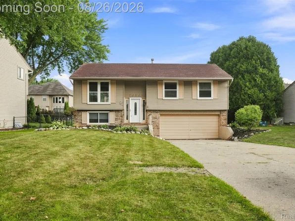 2939 Winter Dr, Troy, MI 48083