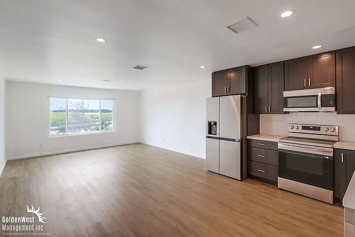 3 bed, 2.0 bath, 1300 sqft, $3,200 — Photo 4