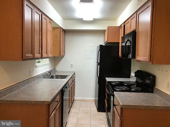 5th image of 2828A S Wakefield St