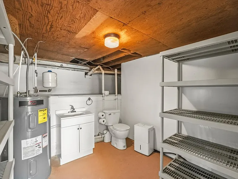 Basement 1/2 Bathroom