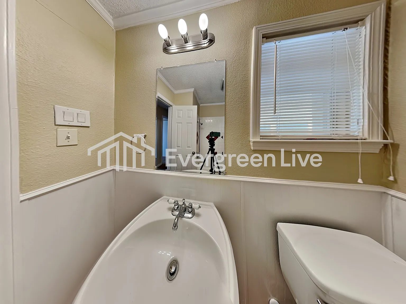3 bed, 2.0 bath, 1800 sqft, $2,095 — Photo 3