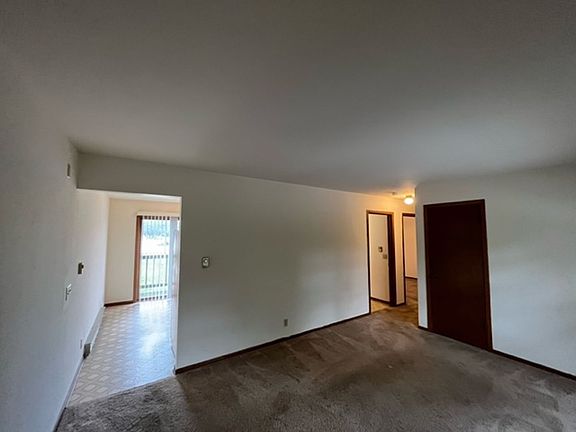 2nd image of 891 Parkview Dr APT 4