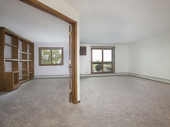 5th image of 999 41st Ave NE APT 322