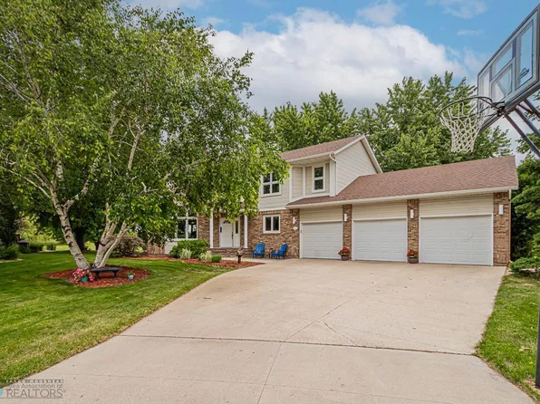 1826 Rose Creek Dr S, Fargo, ND 58104