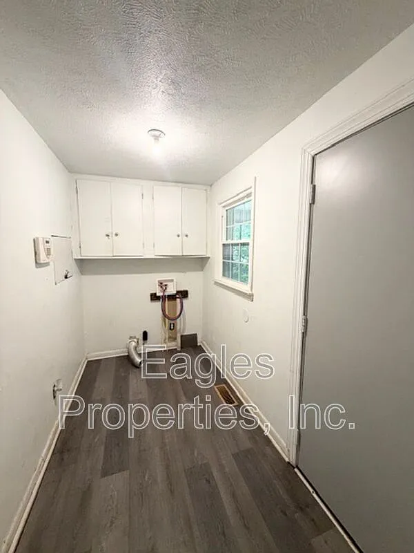 3 bed, 2.0 bath, $1,300 — Photo 3