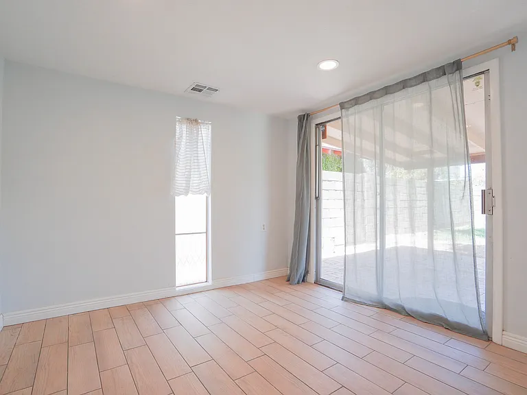 506 W 11th St — Photo 13